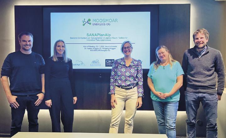 Günther Gallob und Sissy Walcher (GMP Architektur ZT GmbH), Natalie Prüggler (MOOSMOAR Energies OG), Alexandra Mayr (KLAR! Inneres Salzkammergut) und Hans Starl (KAWUMMS Naturgefahrenmanagement GmbH). Foto: GMP Stefanie Pilz