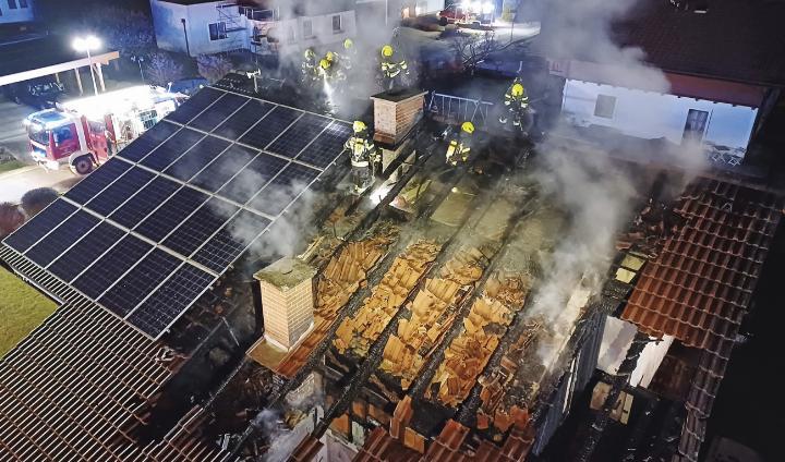 Die Photovoltaikanlage erschwerte den Löschangriff.
Foto: BFV Liezen/Schlüßlmayr