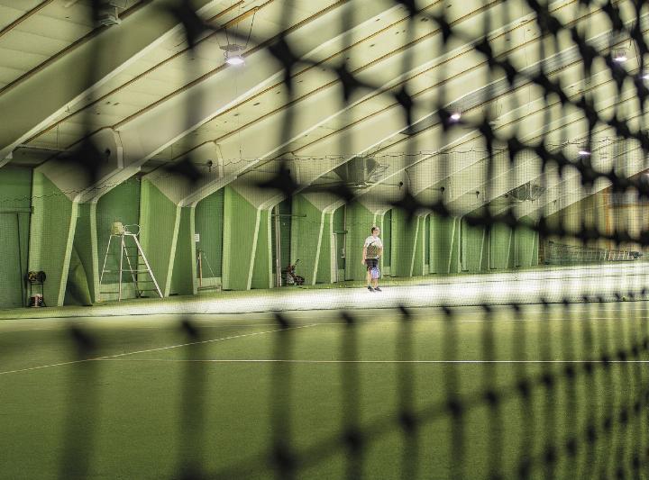 Über drei Wintersaisonen hantelte man sich mittels provisorischem Notbetrieb über die Wintersaison. In den kommenden Jahren soll die Tennishalle wieder auf Vordermann gebracht werden. Foto: Ennstaler