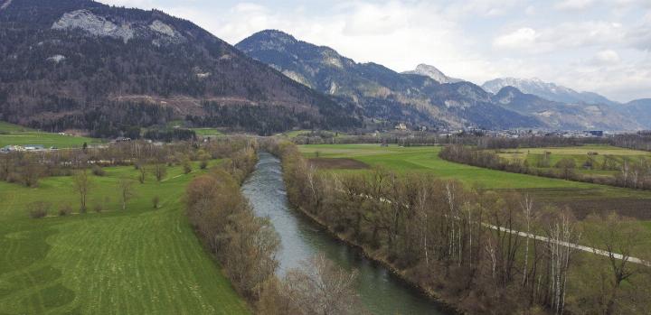 Entgegen ihres ursprünglichen Verlaufs, zieht sich die Enns aufgrund von Landgewinnungsmaßnahmen wie eine Linie durch das Ennstal. Der Verbund möchte dem Fluss wieder mehr Platz geben. Foto: Ennstaler Entgegen ihres ursprünglichen Verlaufs, zieht sich die Enns aufgrund von Landgewinnungsmaßnahmen wie eine Linie durch das Ennstal. Der Verbund möchte dem Fluss wieder mehr Platz geben. Foto: Ennstaler