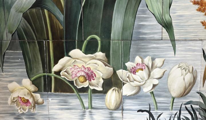 Blumendekor im Badezimmer der Gräfin Anna Lamberg, Schloss Trautenfels um 1900.

Foto: Universalmuseum Joanneum/E. Reichenfelser