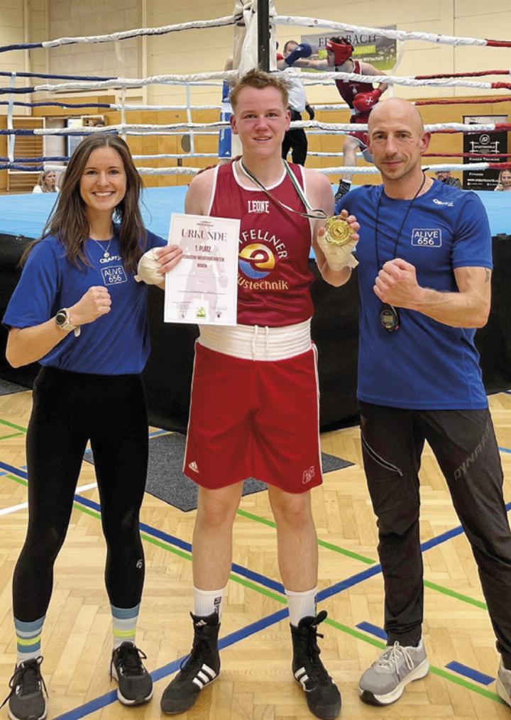U18-Sieger Sebastian Vrece mit Physiotherapeutin Alina Lackner und Trainer Karl Speckmoser.