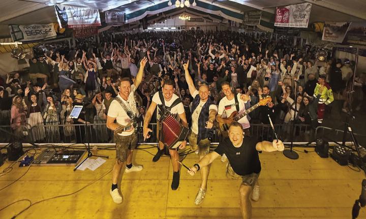 Ein Pflichttermin für Volksfestfreunde: Der Irdninger Kirtag und das weitum bekannte Bierzelt.