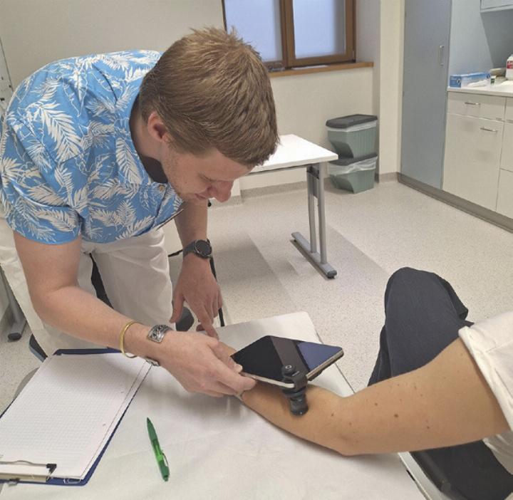 Ein iPad und ein Auflichtmikroskop. Mehr ist zur Aufnahme von abzuklärenden Hautveränderungen nicht nötig.

Foto: PVE Diakonissen GmbH