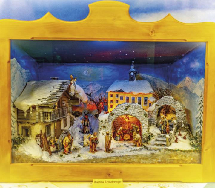 Eine Kastenkrippe mit einem Nachbau der Kirche in Donnersbach und der Ruine St. Ägydius, gebaut von Martina Ertlschweiger.