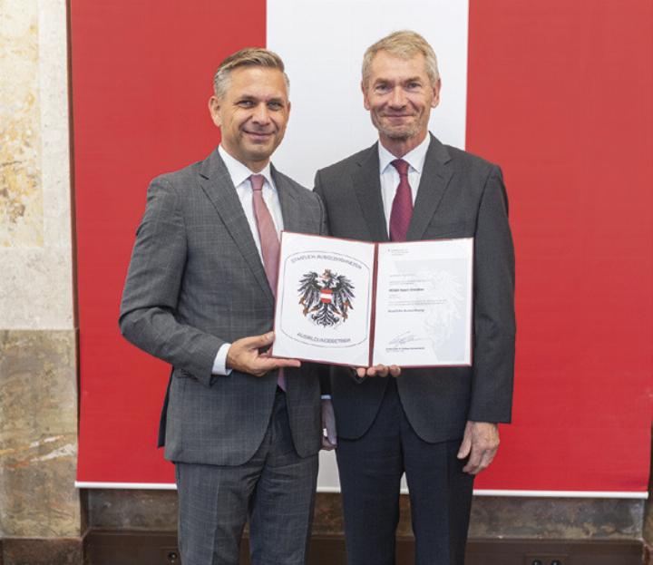 Bundesminister Wolfgang Hattmannsdorfer übergab Franz Kromoser, Direktor des MONDI Resorts am Grundlsee, die Auszeichnung.

Foto: o.K.