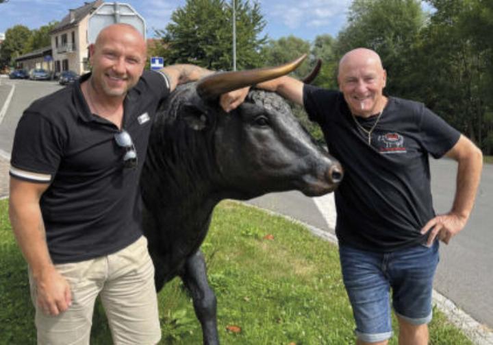 Thomas Schalk (links) ist Geschäftsführer der Firma Schalk Nutztiere und führt die exportorientierte Zuchtvieh-Abteilung. Sein Vater Karl ist Initiator des Partnerbetriebmodells und führt die inlandorientierte Nutz- und Schlachtviehabteilung.