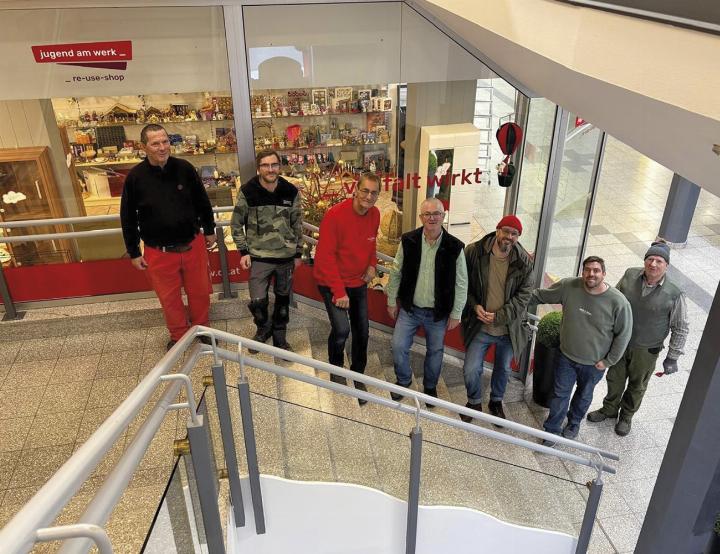 Peter Forstner, Leiter des gemeinnützigen Beschäftigungsprojekts „handwerk Liezen“ (2.v.r.), mit seinem Team. Foto: Jugend am Werk Steiermark
