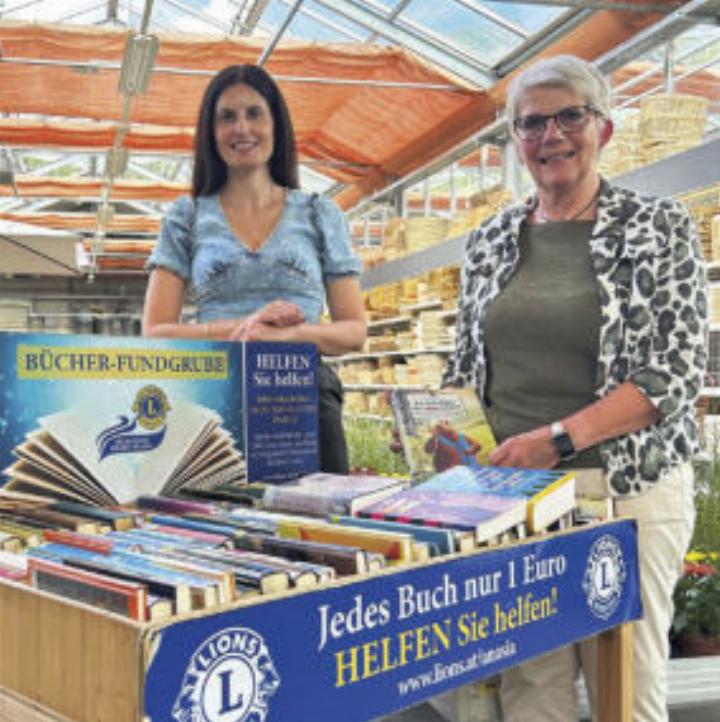 Präsidentin Verena Wohlmuther (li.) mit Past-Präsidentin Ursula Hasitschka vor einem der Lions-Bücherstände. Foto: Lions