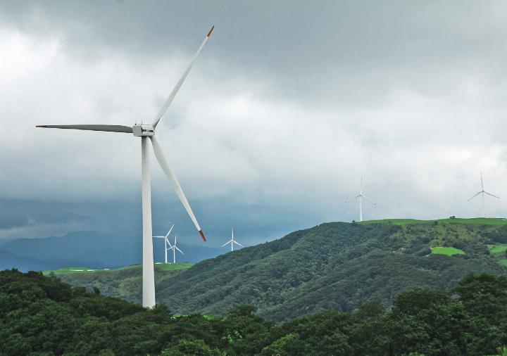Bergkämme und exponierte Stellen bergen Potenzial für Windenergie. Gleichzeitig wirft die Windkraft Konfliktpotenzial mit Naturschutz und Landschaftsbild auf. Foto: Mino Park