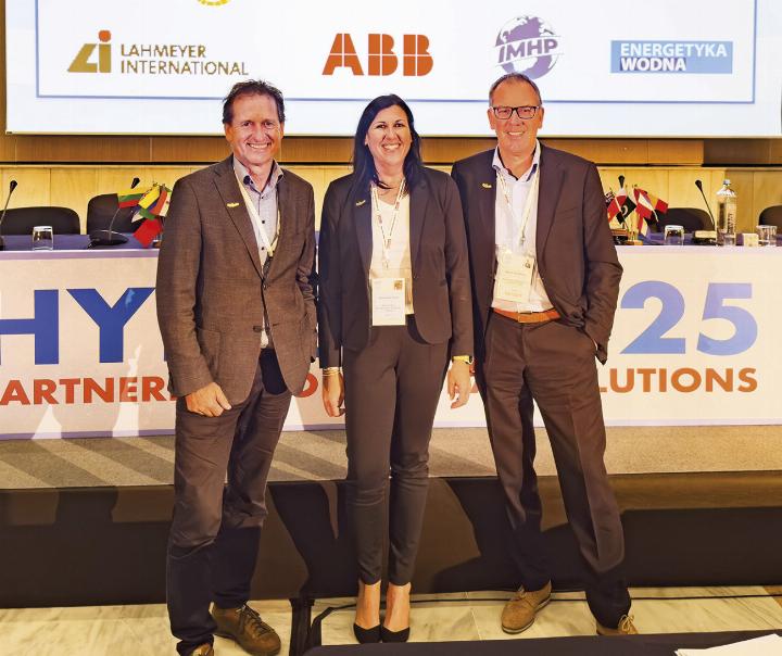 Geschäftsführer Erwin Petz, Prokuristin Alexandra Fuchs und Aufsichtsratsvorsitzender Martin Hochfellner bei der „Hydro 2025“.