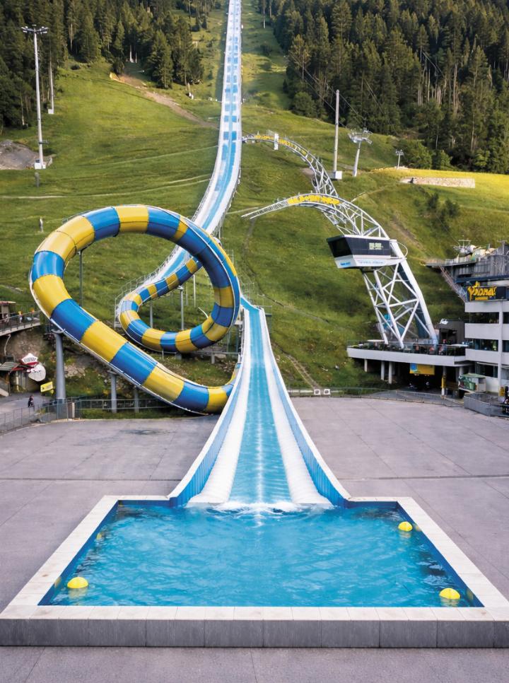 Die Riesenrutsche (links) führt von der Planai direkt ins Stadion.