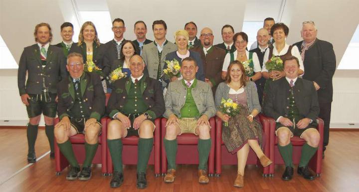 Die neuen Mandatare von Bad Mitterndorf. Vorne von links der Gemeindevorstand: GK Dirk Dirnhaber, 1. Vzbgm. Kurt Berger, Bgm. Herbert Hansmann, 2. Vzbgm. Veronika Grill und Vorstandsmitglied Alfred Schnepfleitner. Foto: Marktgemeinde Bad Mitterndorf