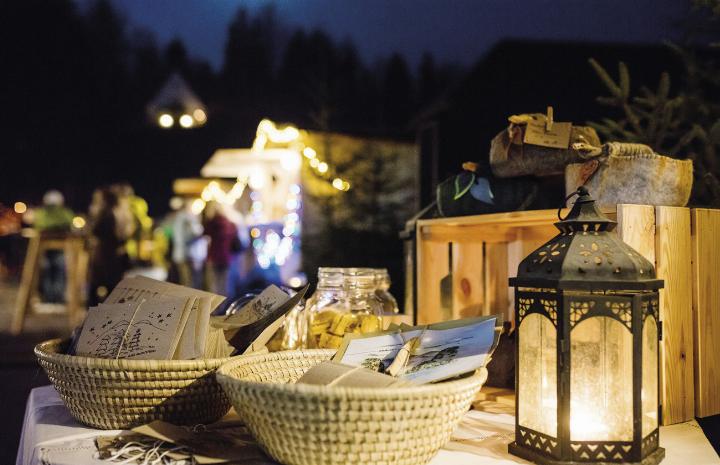 Kulinarisches von den Nationalparkpartnern und stimmungsvolle Musik erwarten Besuchende am Adventmarkt in Gstatterboden.