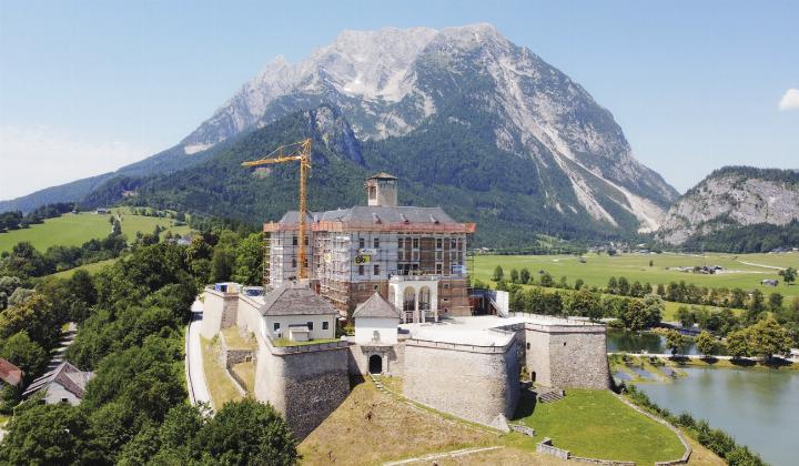 Während der Bauarbeiten überragt der Kran das majestätische Schloss Trautenfels und ein Gerüst umhüllt die Fassade.  Foto: Ennstaler