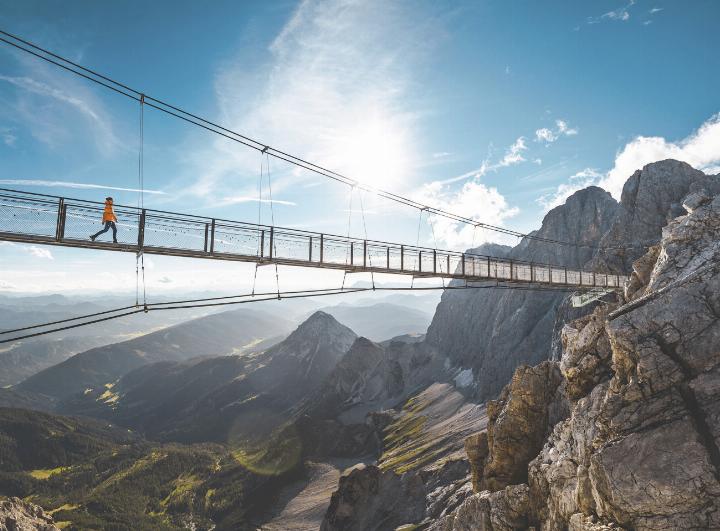 Spektakuläre Ausblicke garantiert: Die Dachstein-Hängebrücke mit der „Treppe ins Nichts“. Foto: Mathäus Gartner