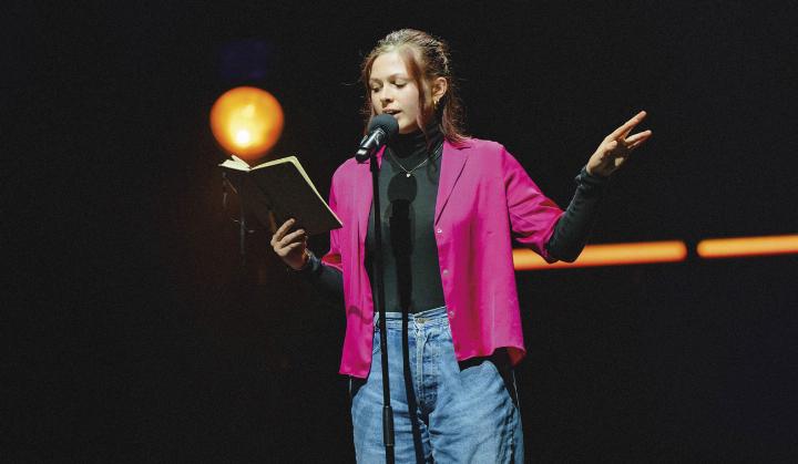 Beim „Spompanadeln – Mundart Poetry Slam“ treten regionale und überregionale Künstler mit selbst verfassten Texten gegeneinander an.

Foto: Stella Kager