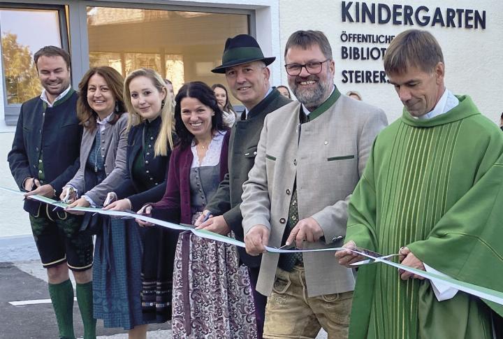 Links: Architekt Günther Gallob, Veronica Tuchscherer und Katharina Avender-Hohenadler (beide KIB3/Diözese), Kindergartenleiterin Martina Kukula, Vizebürgermeister Klaus Bliem, Bürgermeister Franz Zach, Pfarrer Andreas  Lechner. 
Foto: Ennstaler