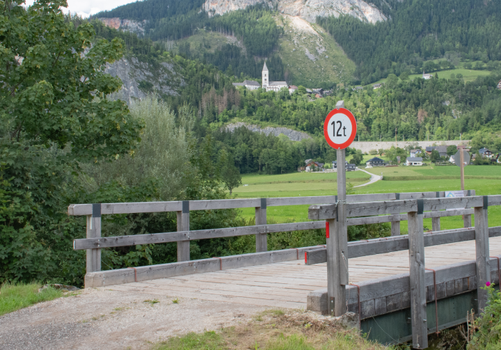 Die 12-Tonnen-Brücke ist das Nadelöhr bei der beschriebenen Zufahrt zur Aushubdeponie im Bescheid. Bei der Route über das Dorfgebiet von Untergrimming können LKW bis 25 Tonnen fahren. Foto: Ennstaler