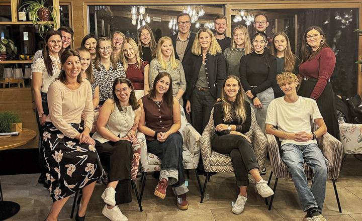 Anlässlich des 15-jährigen Jubiläums waren ehemalige Lehrlinge des Hotels Höflehner eingeladen. Foto: o.K.