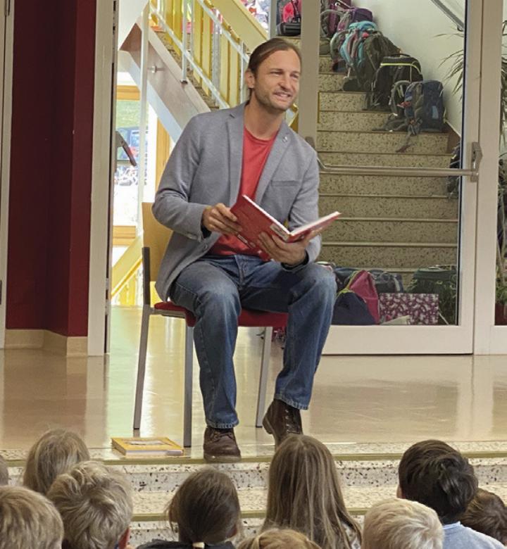 Vor einem aufmerksamen Publikum las „Ennstaler“-Chefredakteur Stephan Fuchs Lebensgeschichten von beeindruckenden Persönlichkeiten.

Foto: VS Haus
