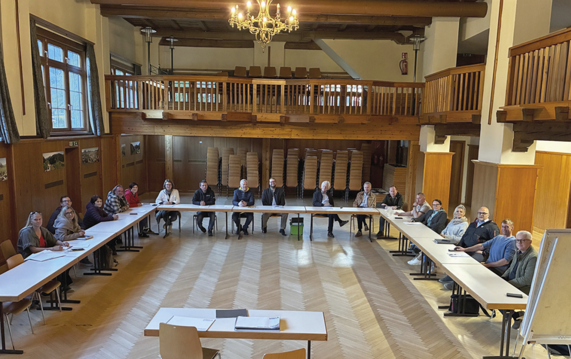 Die Gemeinderäte machten sich selbst ein Bild über den Zustand der Halle und beschlossen einen Kostenvergleich in Auftrag zu geben. Foto: Marktgemeinde IDBT - Das Bild wird blockiert. – Möglicherweise durch einen aktiven Adblocker.