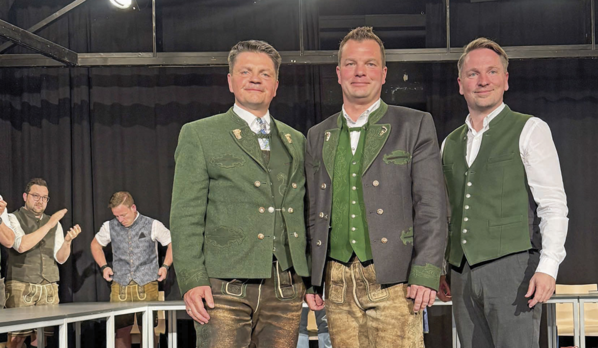 Der scheidende Bürgermeister Roland Raninger mit der neuen Gemeindeführung Bürgermeister Bernhard Schachner und Vizebürgermeister Bernd Tasch.

Foto: Tritscher - Das Bild wird blockiert. – Möglicherweise durch einen aktiven Adblocker.