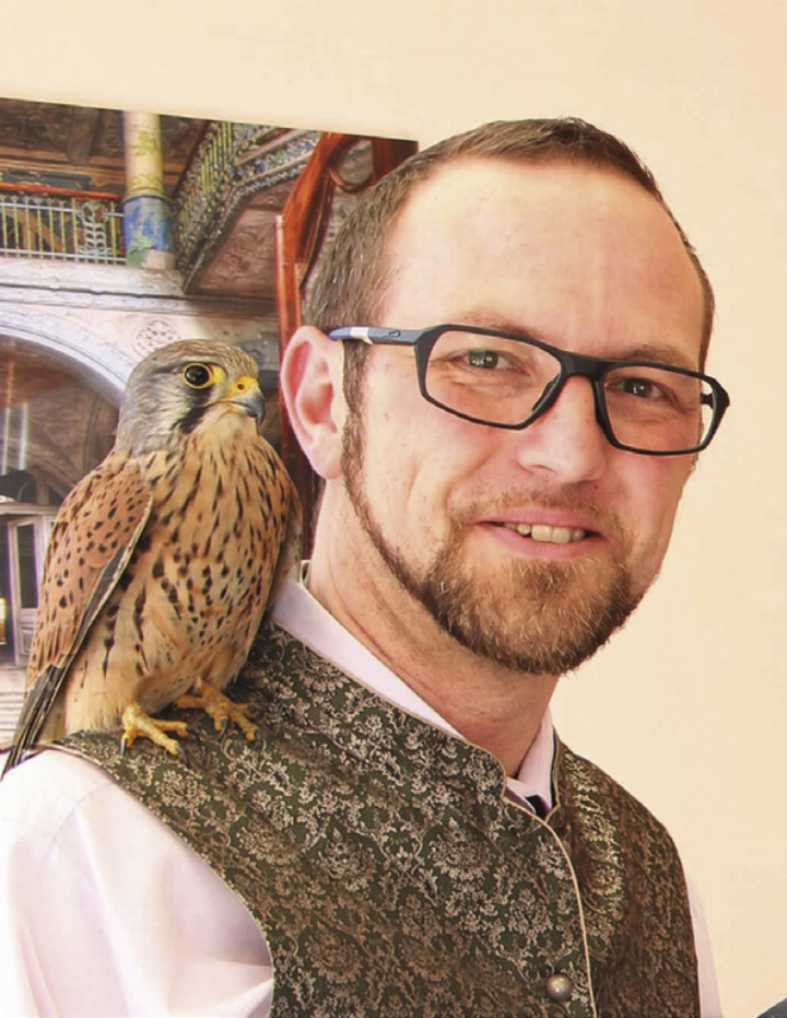 Falkenprojekt-Initiator Vizebürgermeister Klaus Baumschlager mit einem seiner Schützlinge.
