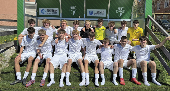 Die U15-Ennstalauswahl mit Trainer Slaven Biljesko feierte gegen Voitsberg ein tolles 9:0-Schützenfest. Foto: SG Liezen