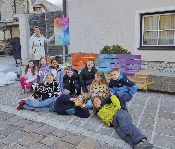 Die jungen Künstlerinnen und Künstler gestalteten das bunte Gesprächsbankerl. Foto: o.K.