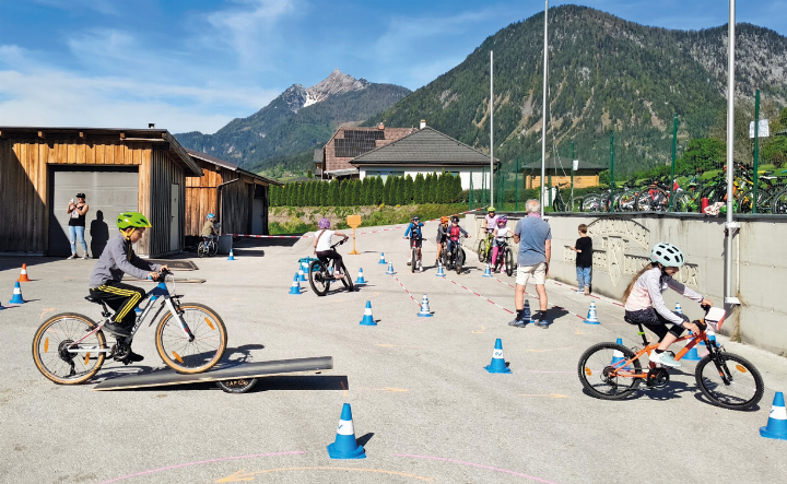 Bild: Trainingspersonal, freiwillige Helfende und Pädagoginnen lotsten die jungen Radler durch den Parcours.