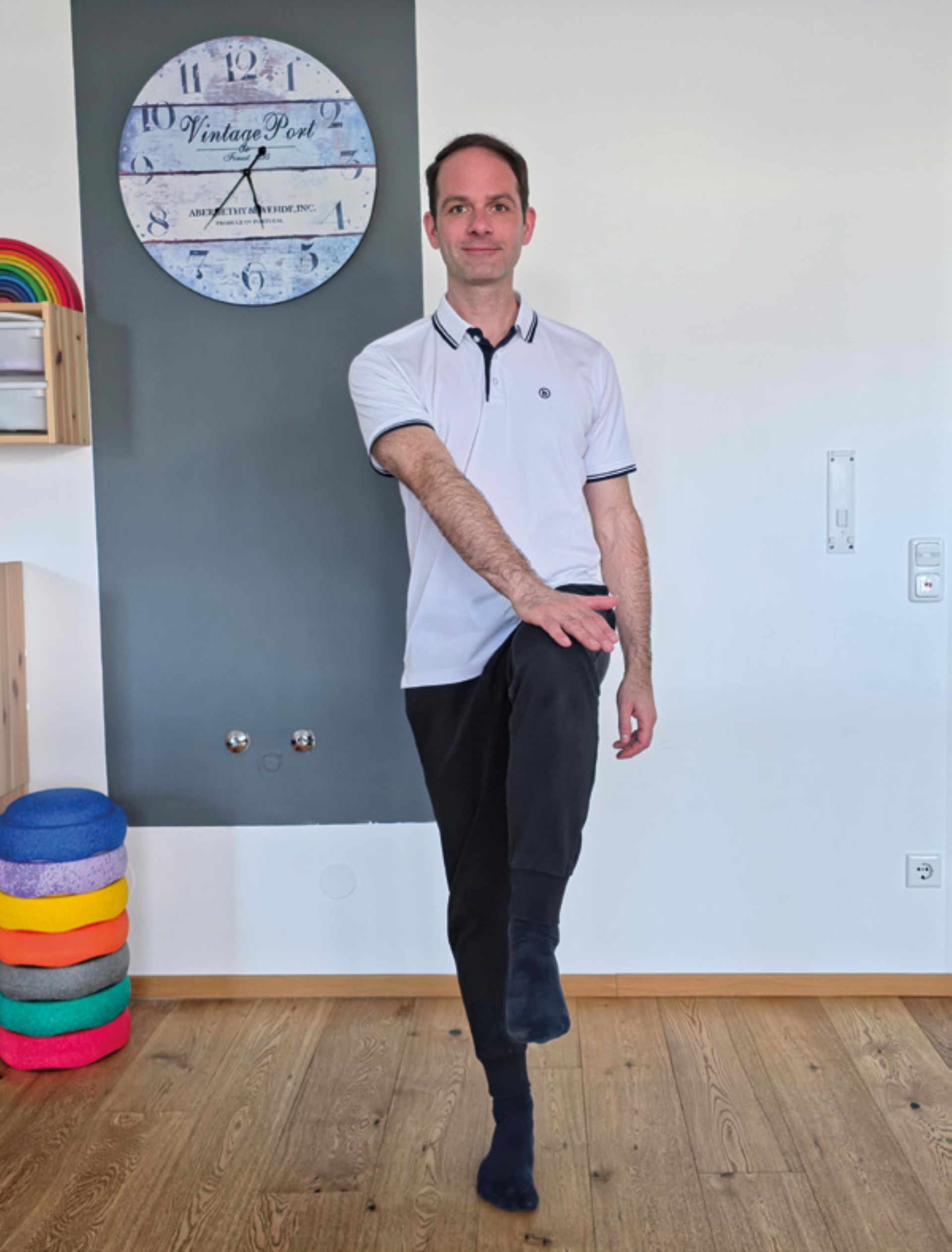Physiotherapeut und Osteopath Michael Floner leitete die Aktion „11 Minuten Rückenzeit“ mit einfachen, alltagstauglichen Übungen an. Foto: Gesund im Bezirk Liezen - Das Bild wird blockiert. – Möglicherweise durch einen aktiven Adblocker.