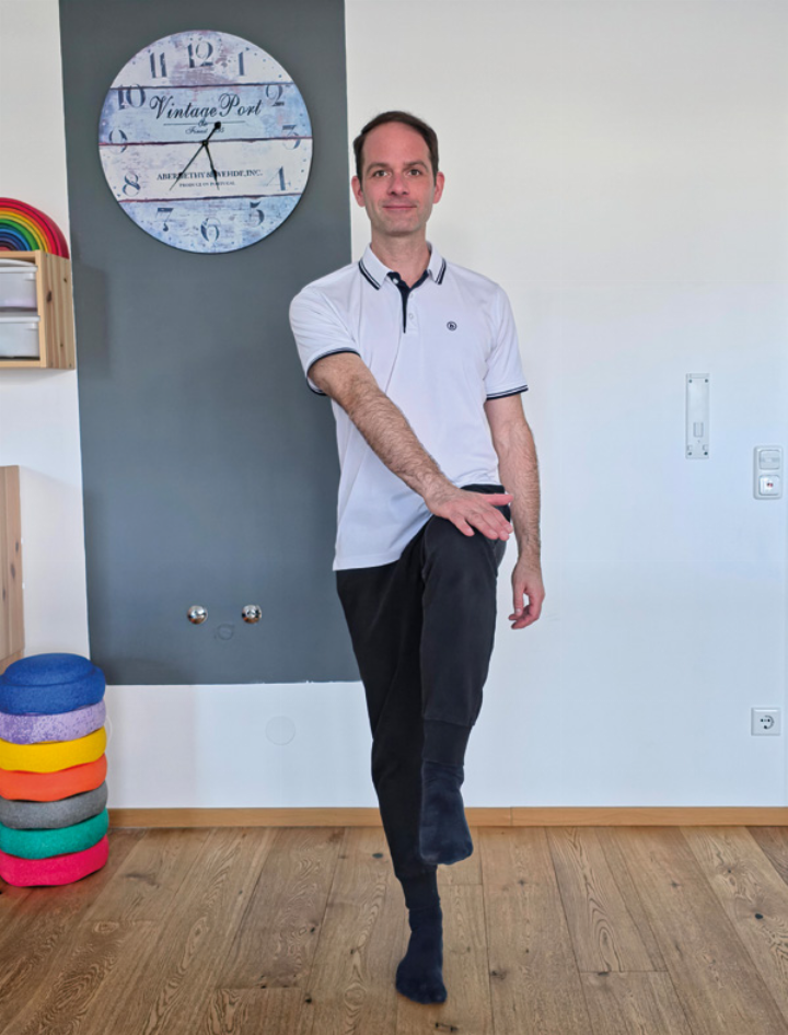 Physiotherapeut und Osteopath Michael Floner leitete die Aktion „11 Minuten Rückenzeit“ mit einfachen, alltagstauglichen Übungen an. Foto: Gesund im Bezirk Liezen
