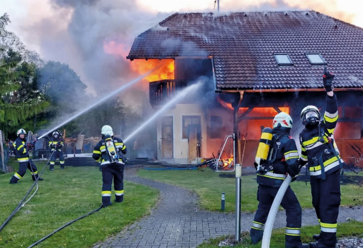 Rund hundert Feuerwehrleute hatten über mehrere Stunden mit den Flammen zu kämpfen. Foto: FF St. Martin am Grimming