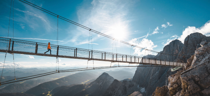 Die Dachstein Hängebrücke ist eine von vielen spektakulären Attraktionen am Dachstein. Foto: Mathäus Gartner