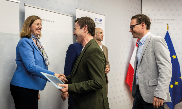 Gratulation zur erlangten Zertifizierung von Staatssekretärin Barbara Eibinger-Miedl an Georg Frauscher-Emler und Direktor Thomas Jeide. Foto: Tarek Wilde