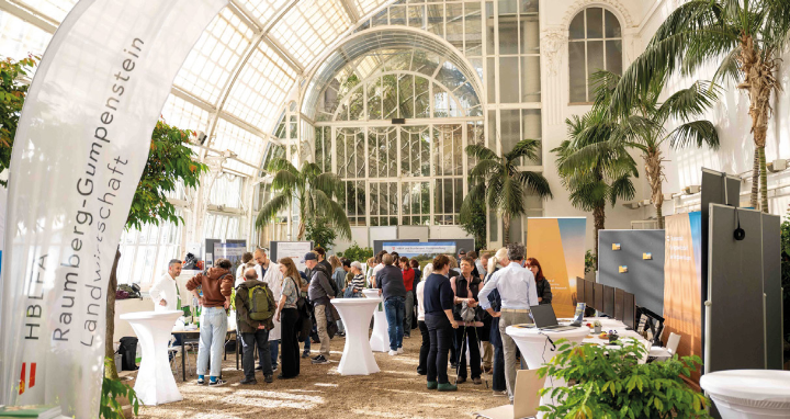 Reges Interesse an den Stationen der HBLFA Raumberg-Gumpenstein im Palmenhaus. Foto: Hemerka