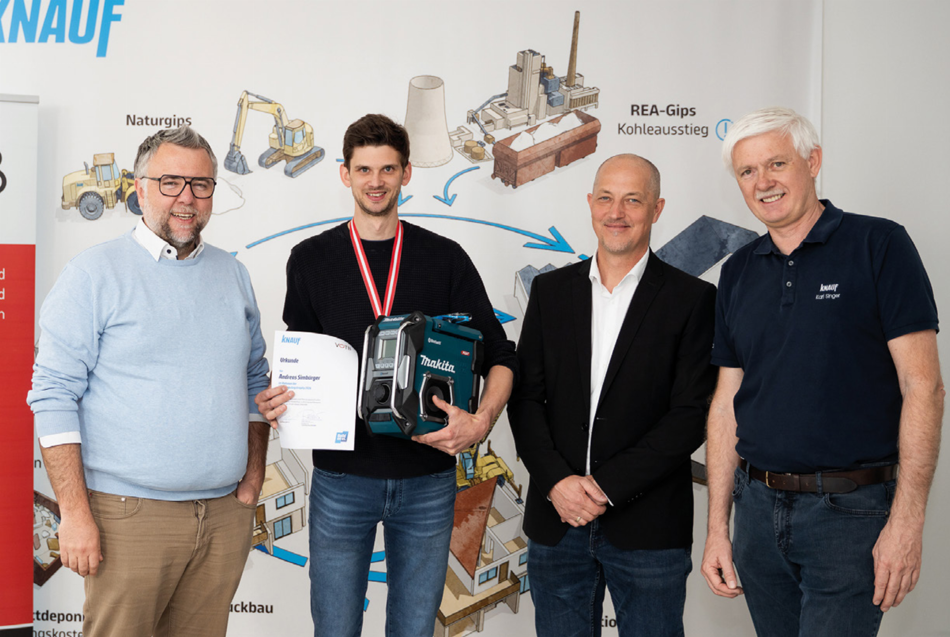 Die VÖTB-Lehrlingstrophy ist entschieden: Richard Obermayr, Vize-Präsident des VÖTB, Sieger Andreas Simberger, Stefan Pointl, Knauf Vertriebsleiter und Karl Singer, Knauf Schulungsleiter (von li). Foto: Thomas Sattler - Das Bild wird blockiert. – Möglicherweise durch einen aktiven Adblocker.