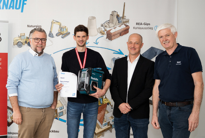 Die VÖTB-Lehrlingstrophy ist entschieden: Richard Obermayr, Vize-Präsident des VÖTB, Sieger Andreas Simberger, Stefan Pointl, Knauf Vertriebsleiter und Karl Singer, Knauf Schulungsleiter (von li). Foto: Thomas Sattler