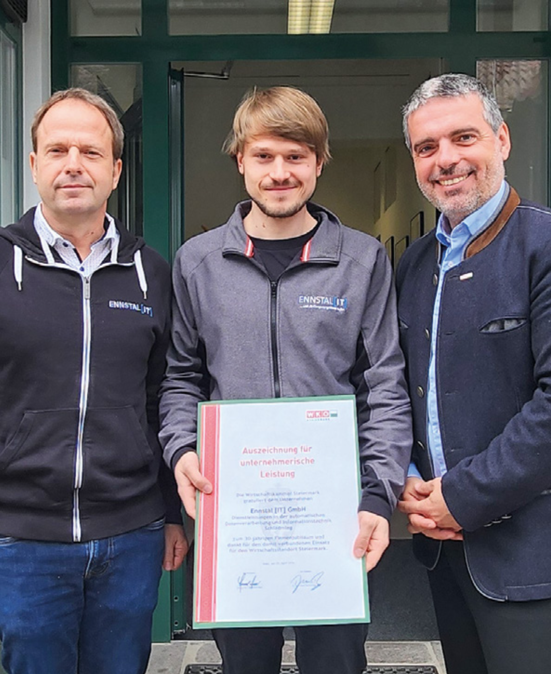 Am Foto: Senior-Chef Christian Pichler, Junior-Chef Niklas Pichler und WKO-Regionalstellenleiter Christian Hollinger.

Foto: Ennstal [IT] - Das Bild wird blockiert. – Möglicherweise durch einen aktiven Adblocker.