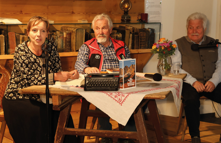 Regina Stocker, Anton Streicher und Josef Hasitschka gaben Texte aus dem neu erschienenen Buch zum Besten.