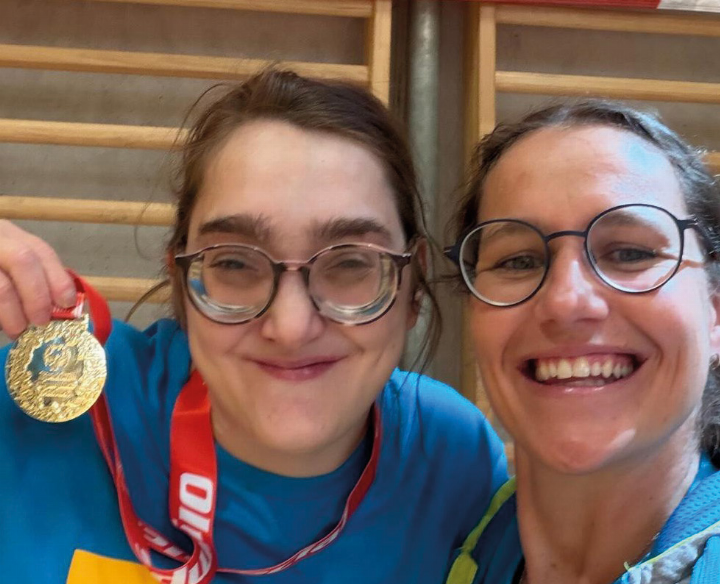 Sieg bei MATP: Stolz zeigt Andrea Schrempf (li) ihre Goldmedaille. Foto: Diakoniewerk