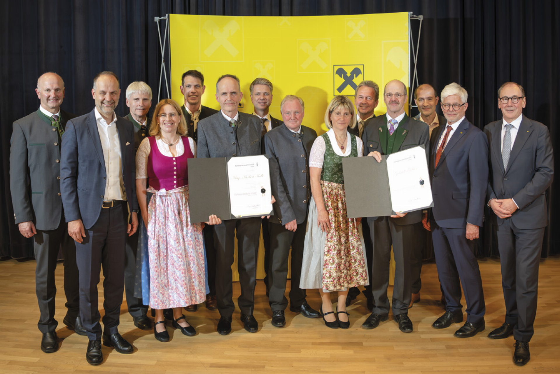 Herbert Kolb und Gabriel Feichter erhielten die Raiffeisen-Ehrenmedaille in Gold. Foto: Christoph Huber - Das Bild wird blockiert. – Möglicherweise durch einen aktiven Adblocker.