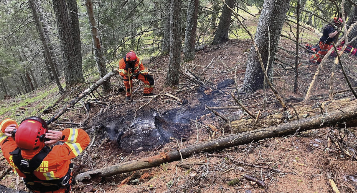 Auslöser des Waldbrandes dürfte ein Blitzschlag gewesen sein. Eine Drohne ortete am folgenden morgen weitere Glutnester. 
Foto: FF Aigen im Ennstal