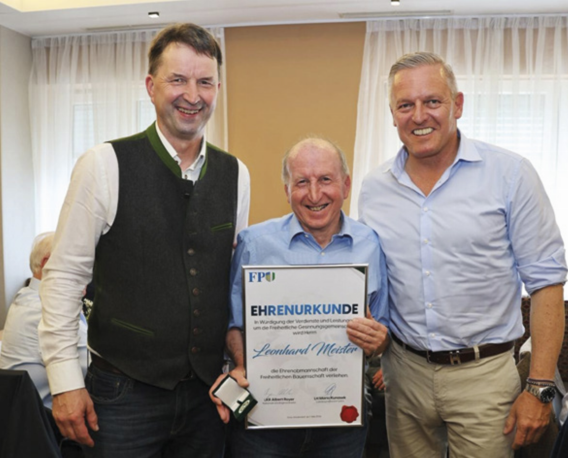 Landesobmann Albert Royer, Ehrenobmann Leonhard Meister und Landeshauptmann Mario Kunasek. 
Foto: FPÖ Steiermark - Das Bild wird blockiert. – Möglicherweise durch einen aktiven Adblocker.