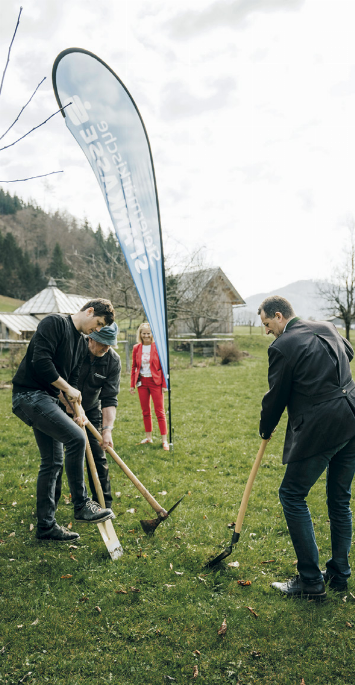 Überreichung der Patenschaftsurkunde: GF Natur- und Geopark Steirische Eisenwurzen Oliver Gulas-Wöhri, Landwirt Stefan Weißensteiner sowie Johann Kettner von der Steiermärkischen Sparkasse (von links). Foto: Nachbagauer – NUP EIS