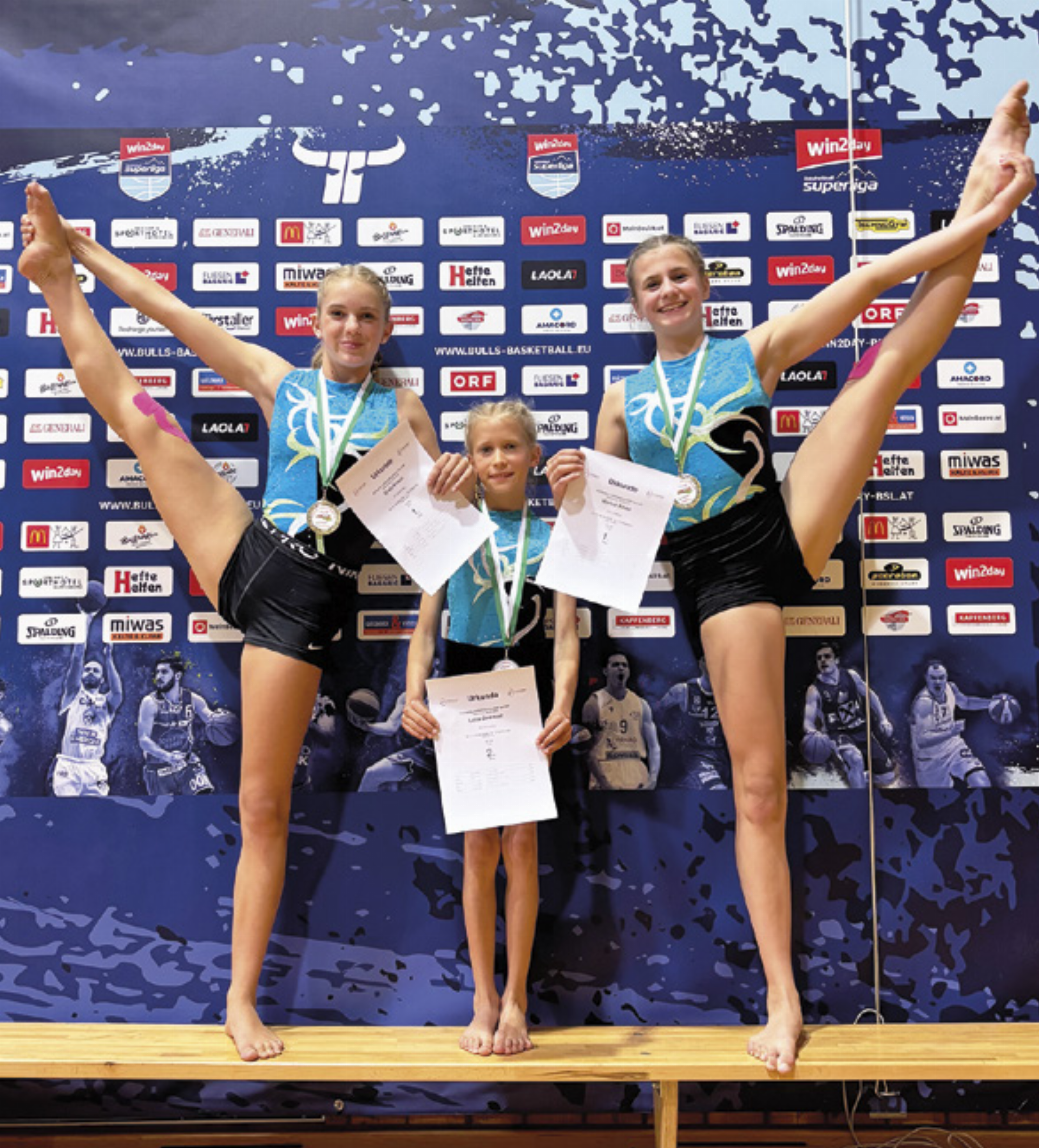 Platz 1 und damit den Landesmeistertitel holten sich Greta Knauß (li.) und Marisol Röder (re.) in ihrer Altersklasse. Lotta Oberauer (Mi.) sicherte sich Platz 2.

Foto: ATV - Das Bild wird blockiert. – Möglicherweise durch einen aktiven Adblocker.