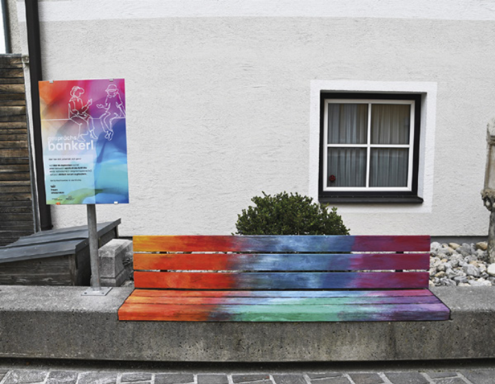 Die bunt gestaltete Sitzbank lädt ein zum Platz nehmen, Zuhören, Plaudern oder Schweigen. Foto: o.K.