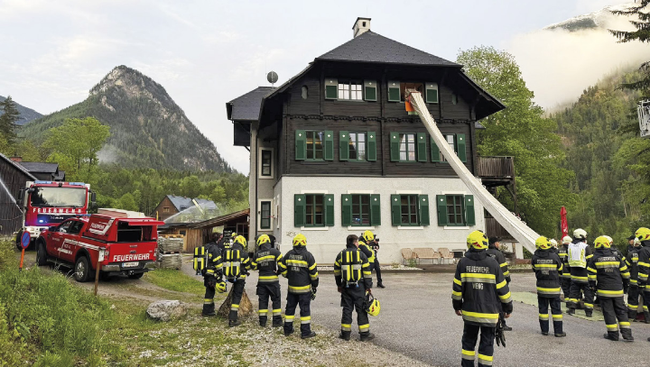Unter realitätsnahen Bedingungen übten die Einsatzkräfte die Rettung von Kindern aus der verrauchten Gesäuse Lodge in Gstatterboden.

Foto: FF