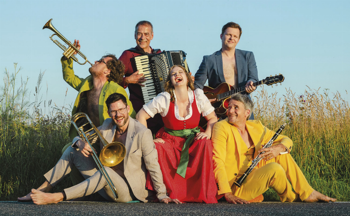 Mit „2nd Love“ feiern die Global Kryner ihr Comeback – der Tourauftakt führt die Kultband nach Öblarn ins ÖHA.

Foto: Astrid Bartl